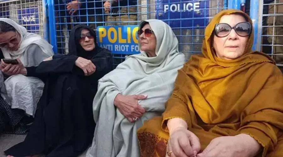 علیمہ خان کی نظربندی میں توسیع، لاہور ہائیکورٹ کی عمارت کے باہر کا منظر
