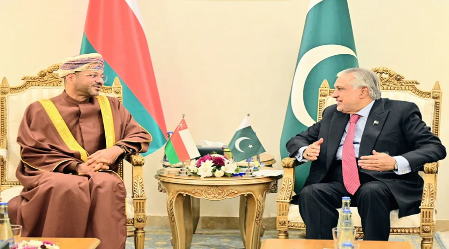 اسحاق ڈار کی عمانی وزیر خارجہ سے ملاقات میں سعودی عرب پر حوثی حملوں اور علاقائی امن پر گفتگو