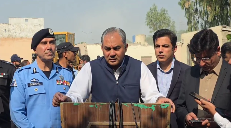 اسلام آباد میں کھنہ پل کے قریب پرانے کھنہ پولیس اسٹیشن کی مسماری کا منظر