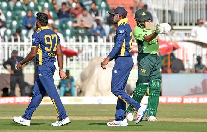 پاکستان بمقابلہ سری لنکا ون ڈے میں راولپنڈی کرکٹ اسٹیڈیم میں پاکستانی بیٹر شاٹ کھیلتے ہوئے