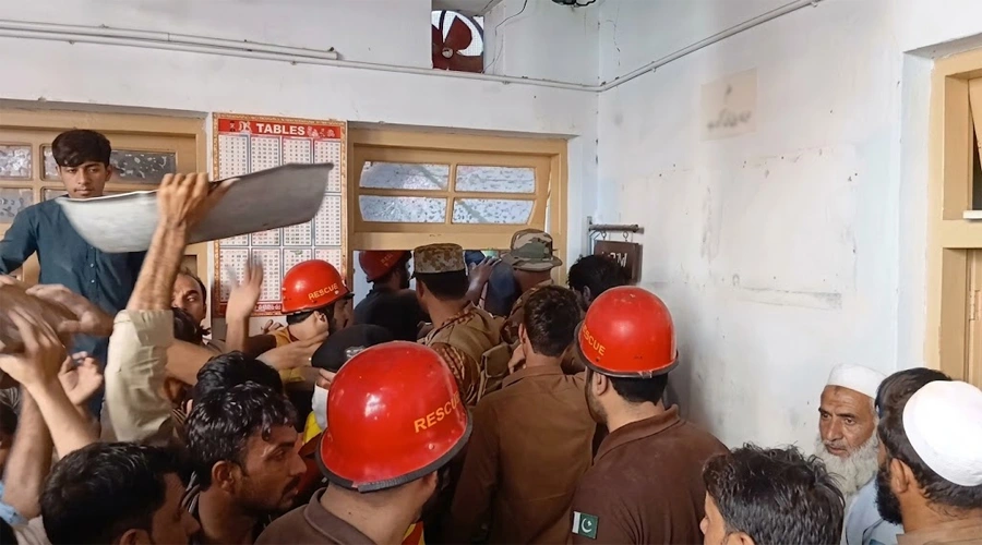 پشاور کے دیر کالونی میں نجی اسکول کی چھت گرنے کے بعد ریسکیو آپریشن