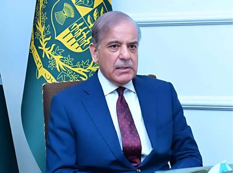 وزیراعظم شہباز شریف پشاور میں گورنر ہاؤس کے اعلیٰ سطح اجلاس کی صدارت کرتے ہوئے