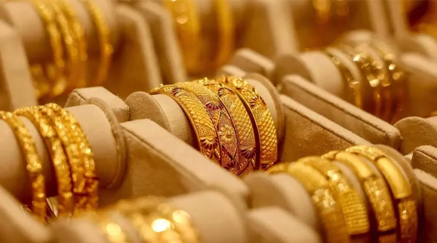 سونے کی قیمت میں اضافہ، سونے کے بسکٹ اور زیورات کی تصویر